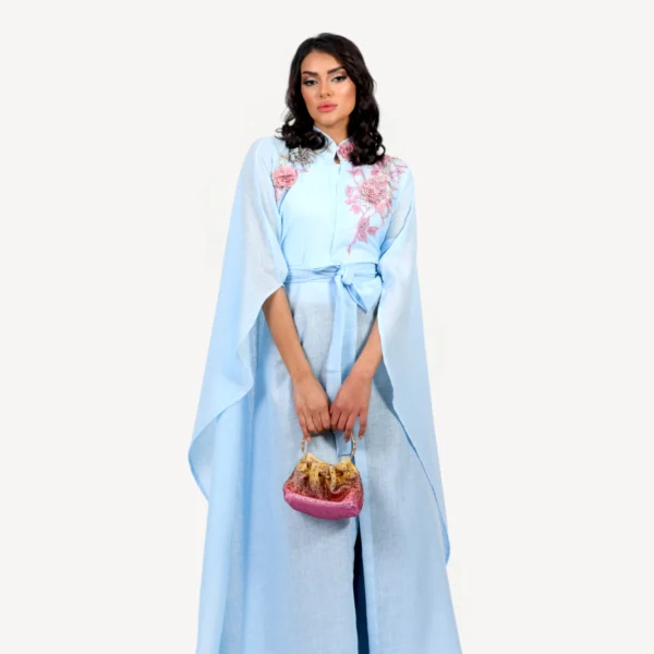 Kimono Rihana Mautassin bleu ciel lumineux, une tenue artisanale parfaite pour un style frais et raffiné.