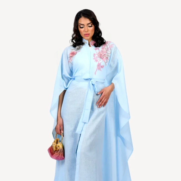 Kimono Rihana Mautassin bleu ciel lumineux, une tenue artisanale parfaite pour un style frais et raffiné.