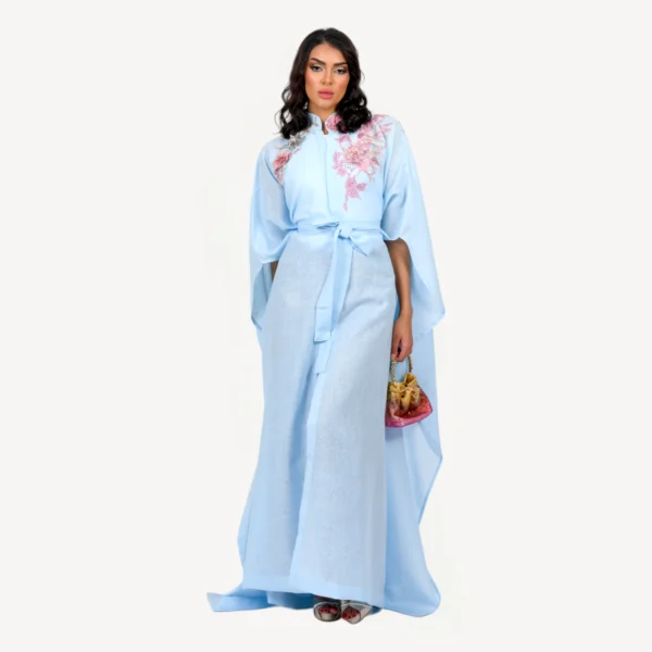 Kimono Rihana Mautassin bleu ciel lumineux, une tenue artisanale parfaite pour un style frais et raffiné.