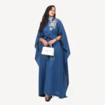 Kimono Rihana Mautassin bleu foncé luxueux avec détails minutieux, idéal pour les grandes occasions.