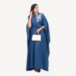 Kimono Rihana Mautassin bleu foncé luxueux avec détails minutieux, idéal pour les grandes occasions.