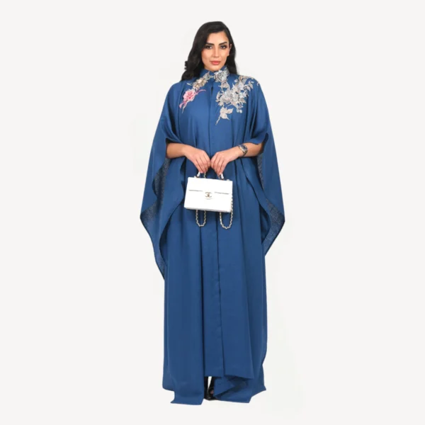 Kimono Rihana Mautassin bleu foncé luxueux avec détails minutieux, idéal pour les grandes occasions.