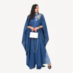 Kimono Rihana Mautassin bleu foncé luxueux avec détails minutieux, idéal pour les grandes occasions.