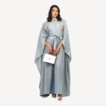 Kimono Rihana Mautassin bleu gris élégant, confectionné à la main pour mariages et soirées chics.