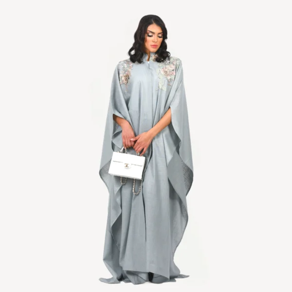 Kimono Rihana Mautassin bleu gris élégant, confectionné à la main pour mariages et soirées chics.