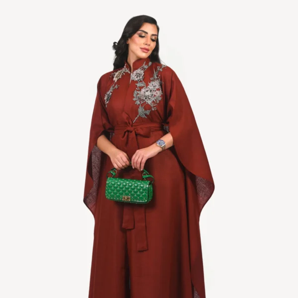 Kimono Rihana Mautassin bordeaux brique sophistiqué, conçu pour des événements et des moments inoubliables.