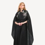 Kimono Rihana Mautassin noir intemporel avec motifs traditionnels, idéal pour soirées élégantes et événements prestigieux.