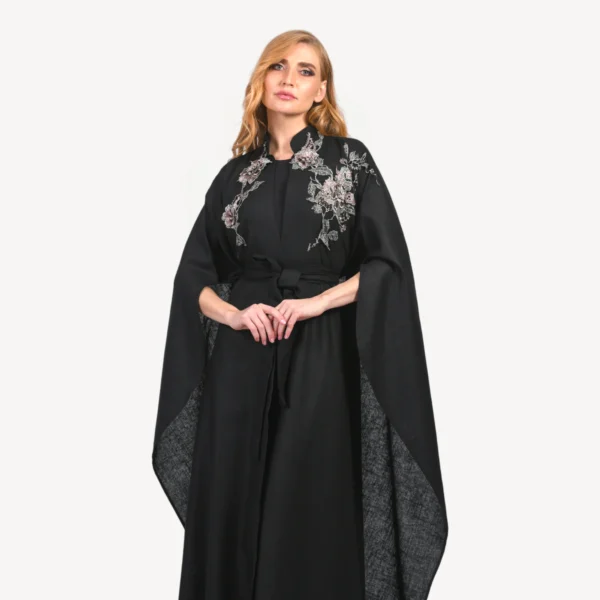 Kimono Rihana Mautassin noir intemporel avec motifs traditionnels, idéal pour soirées élégantes et événements prestigieux.