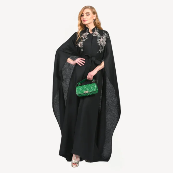 Kimono Rihana Mautassin noir intemporel avec motifs traditionnels, idéal pour soirées élégantes et événements prestigieux.