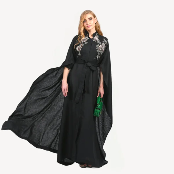 Kimono Rihana Mautassin noir intemporel avec motifs traditionnels, idéal pour soirées élégantes et événements prestigieux.