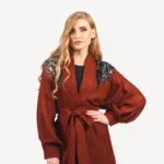 Kimono Soraya Mautassin bordeaux sophistiqué avec finitions artisanales, conçu pour mariages et soirées prestigieuses.