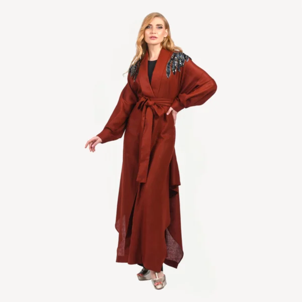 Kimono Soraya Mautassin bordeaux sophistiqué avec finitions artisanales, conçu pour mariages et soirées prestigieuses.