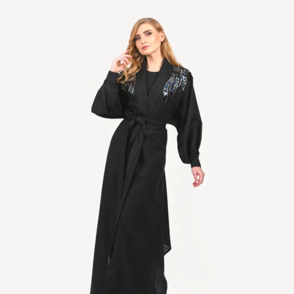 Kimono Soraya Mautassin noir raffiné avec détails modernes, parfait pour des occasions prestigieuses.