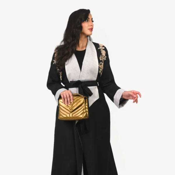 Kimono Maya Mautassin noir avec accents beige clair, confectionné avec soin pour un look chic et raffiné.