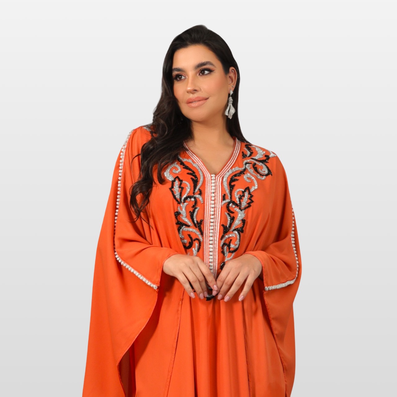 Gandoura Shahd Mautassin en crêpe georgette et soie, design épuré avec perlage délicat, idéale pour un look chic au quotidien