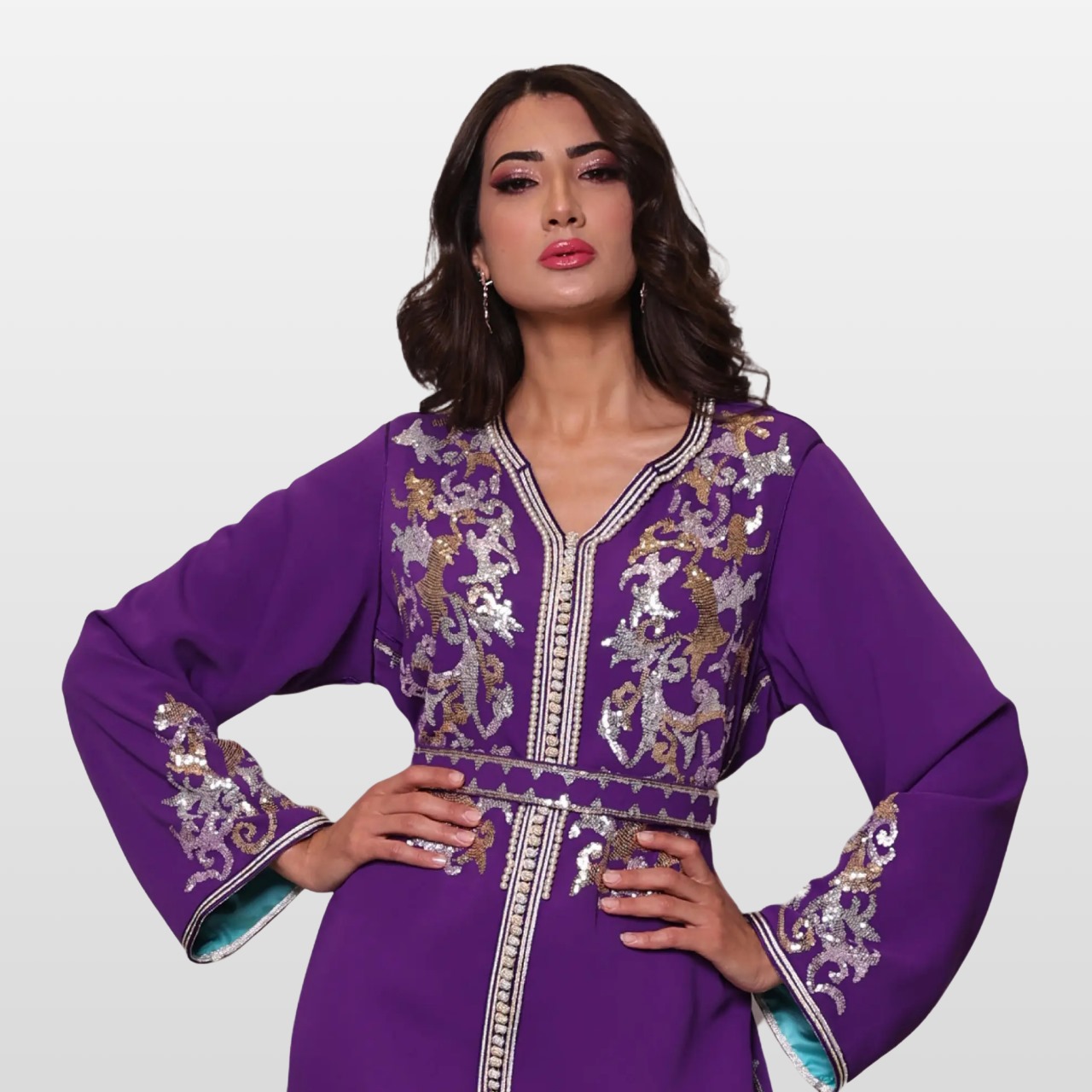 Caftan Najat violet, orné de perles raffinées, confectionné à la main pour mariages et occasions prestigieuses.