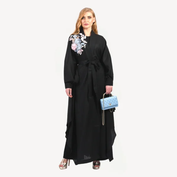 Kimono Alia Mautassin noir élégant, confectionné à la main avec des broderies raffinées, parfait pour mariages et soirées chics.