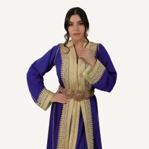 Takchita Lina Mautassin en violet intense avec des broderies artisanales délicates, parfaite pour les mariages et événements prestigieux.