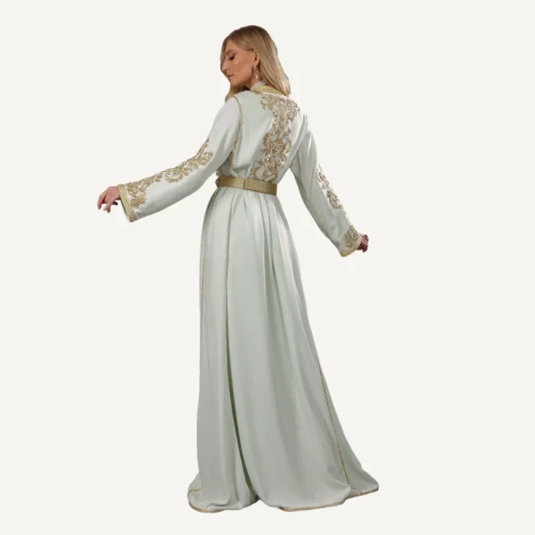 Une somptueuse robe blanche en crêpe ornée de broderies dorées et de perles raffinées. Idéale pour les mariages et les cérémonies, elle incarne l'élégance et la tradition.