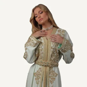 Une somptueuse robe blanche en crêpe ornée de broderies dorées et de perles raffinées. Idéale pour les mariages et les cérémonies, elle incarne l'élégance et la tradition.