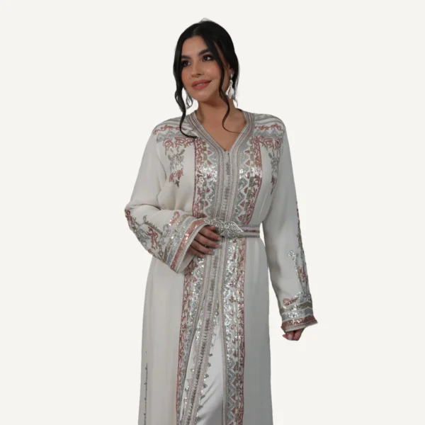 Takchita Yasmin Mautassin en blanc cassé, perlée à la main, parfaite pour les mariages et événements prestigieux. Détail des perles et broderie