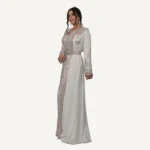 Takchita Yasmin Mautassin en blanc cassé, perlée à la main, parfaite pour les mariages et événements prestigieux. Détail des perles et broderie