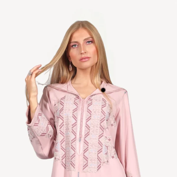 Djellaba Aisha Mautassin nude beige en crêpe brodé, une tenue artisanale raffinée et confortable pour toutes les occasions.