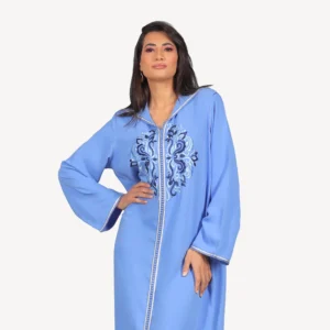 Djellaba Maha Mautassin bleu en crêpe fluide avec broderies fines, parfaite pour mariages et occasions élégantes.