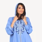 Djellaba Maha Mautassin bleu en crêpe fluide avec broderies fines, parfaite pour mariages et occasions élégantes.